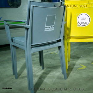 Produto acabado - cadeiras - cor pantone 2021